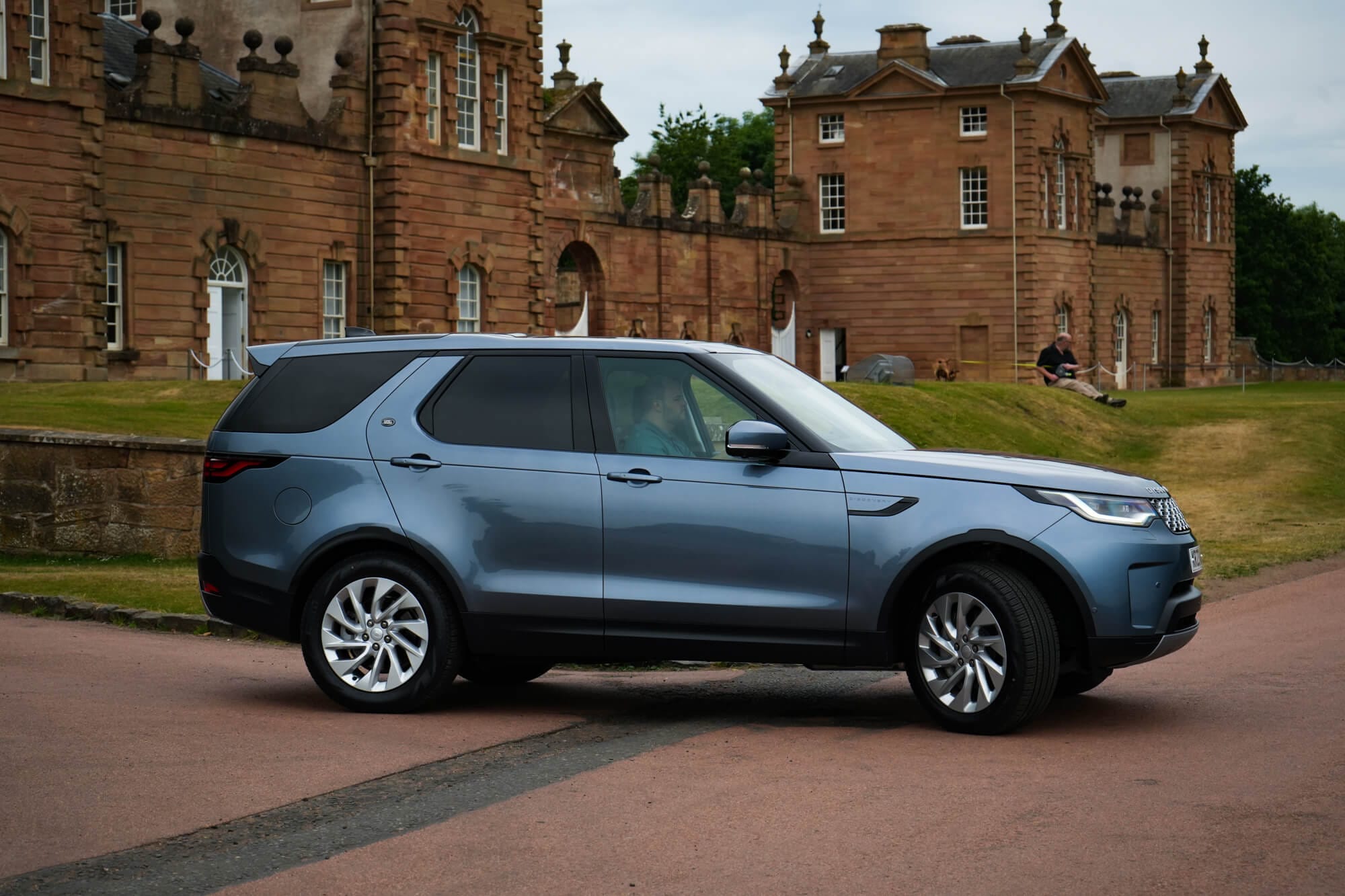Land Rover Discovery, side view