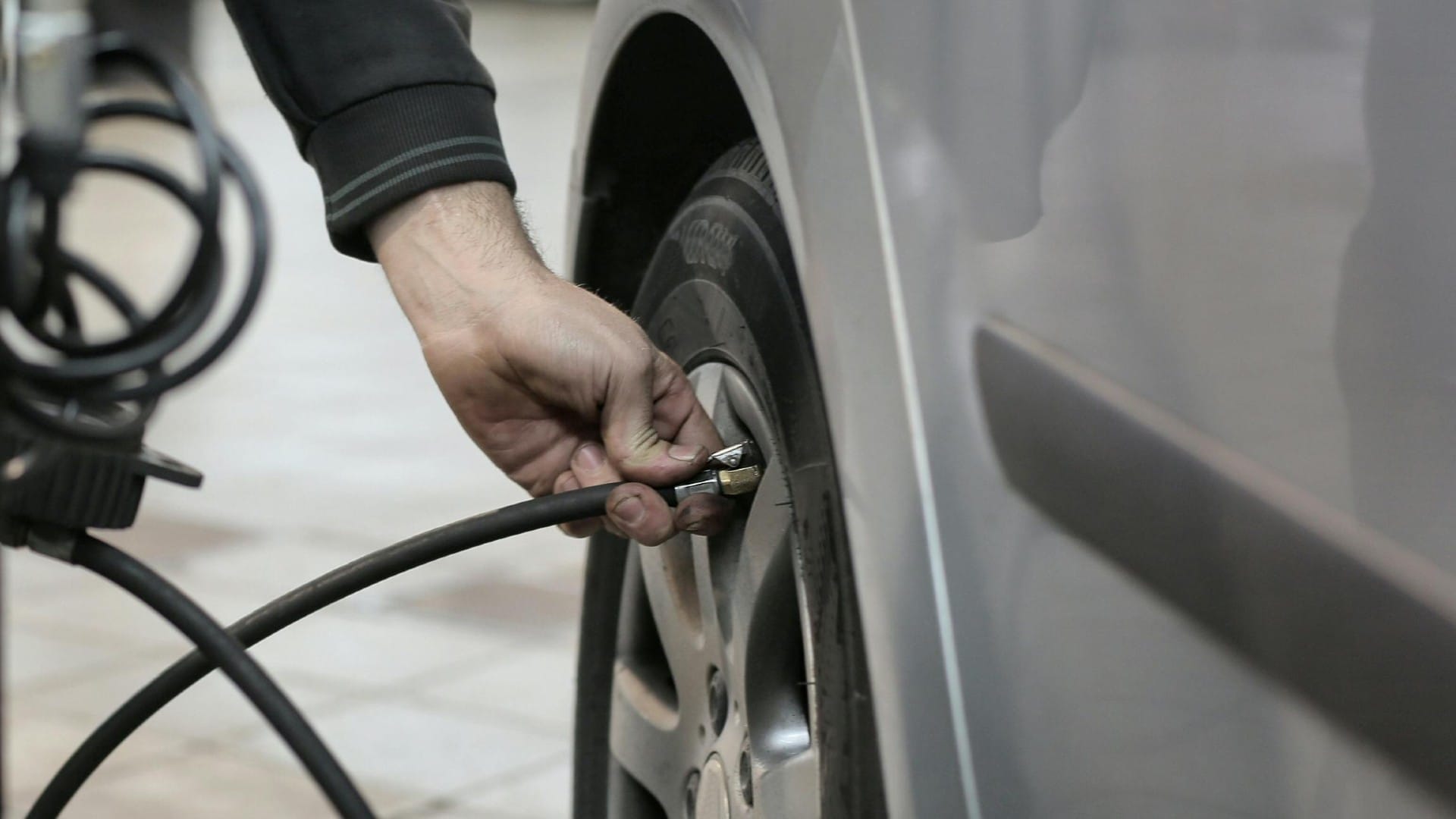 Tyre inflator in workshop