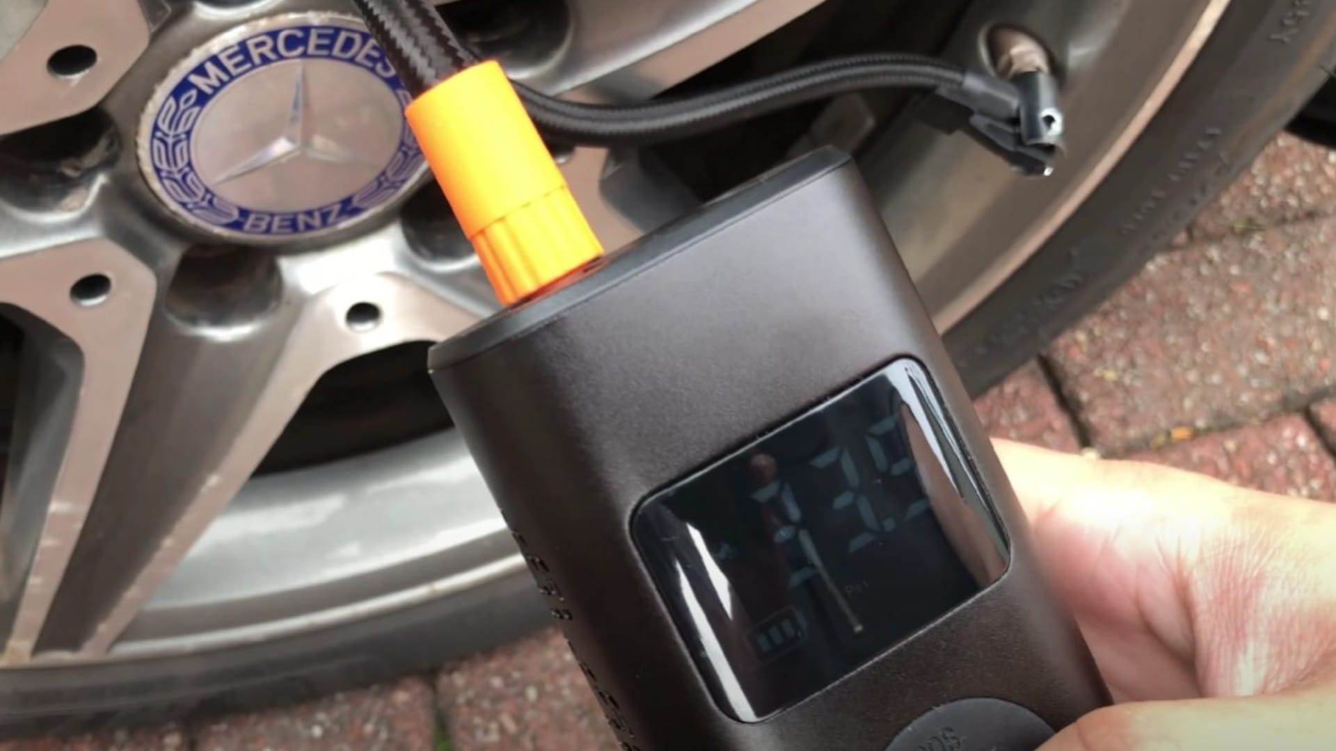 INNOVV P1 LED display.