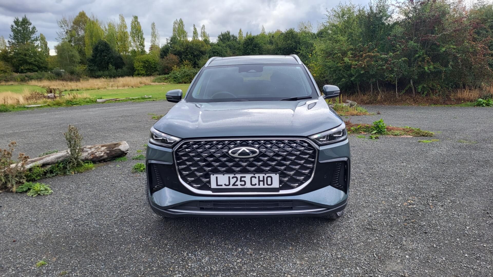 Front view of the 2025 Chery Tiggo 8 hybrid, parked.