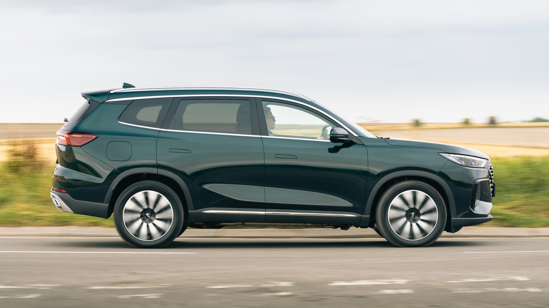 Chery Tiggo 8 hybrid driving on road