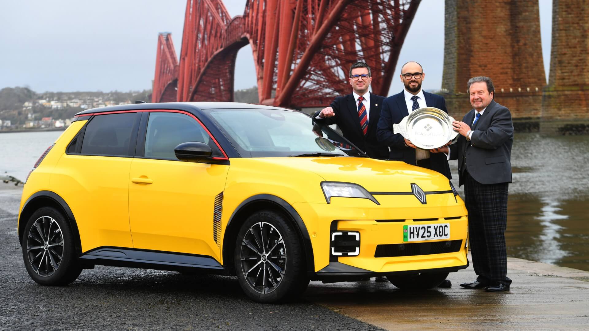 Ally Bally present Scottish Car of the Year Award to the Renault 5.