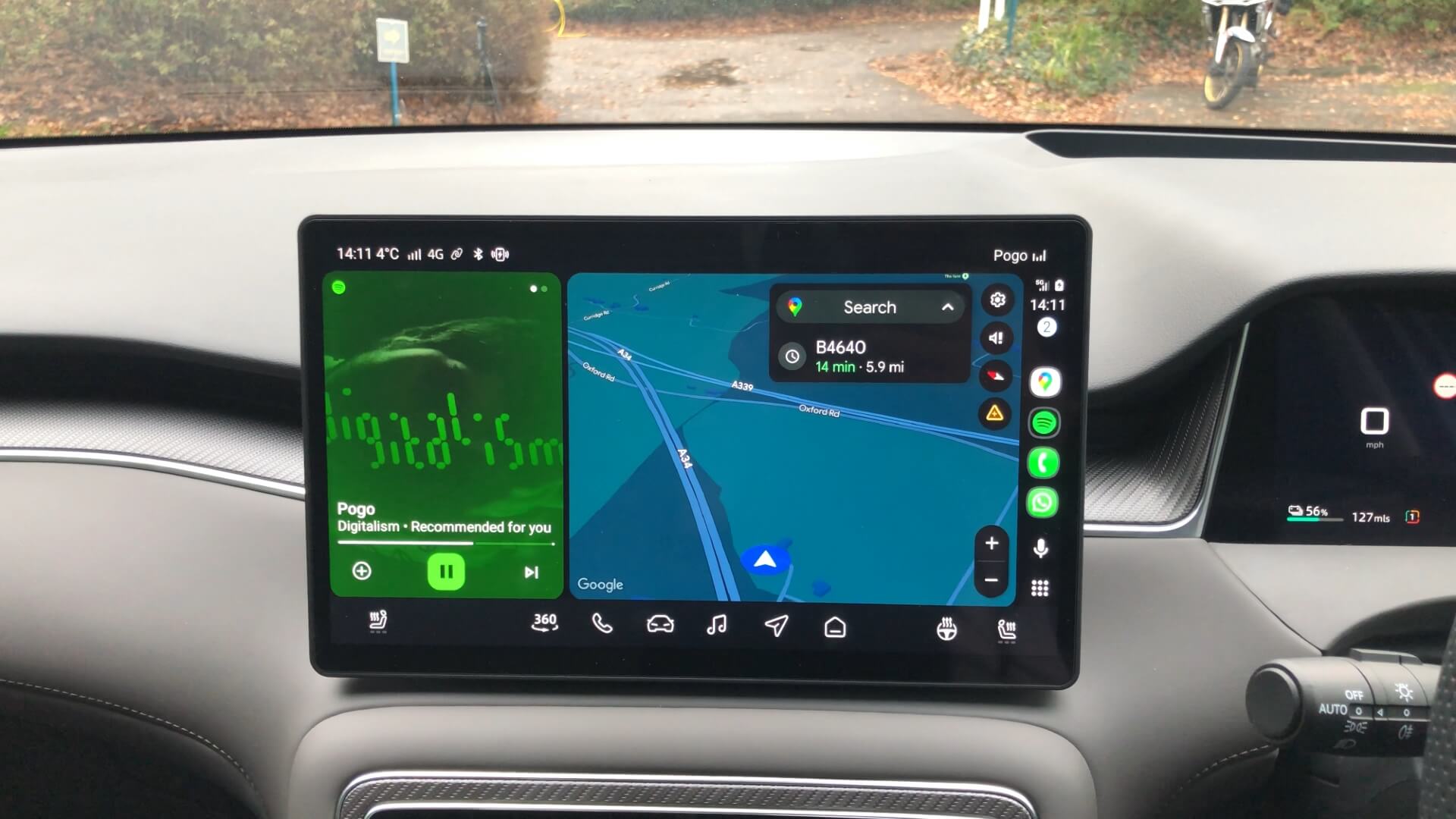 Photo of the infotainment screen in the MGS6.