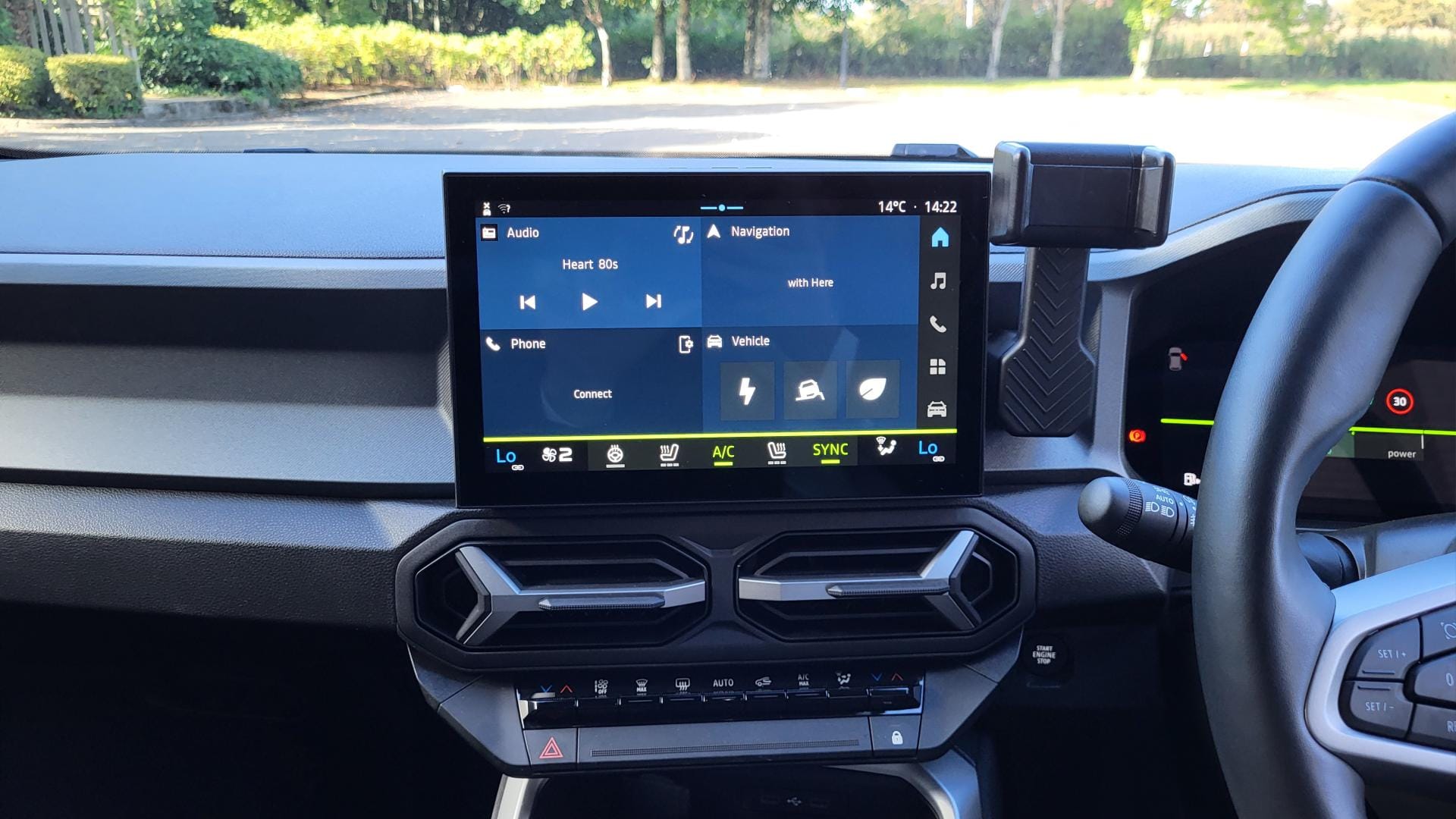 Image of the 2026 Dacia Bigster infotainment screen.
